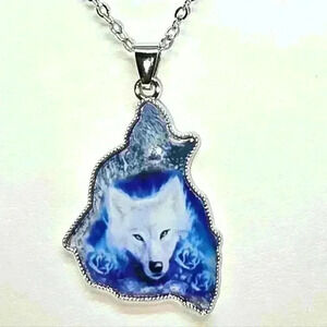 NWOT Exquisite Wolf Head Necklace